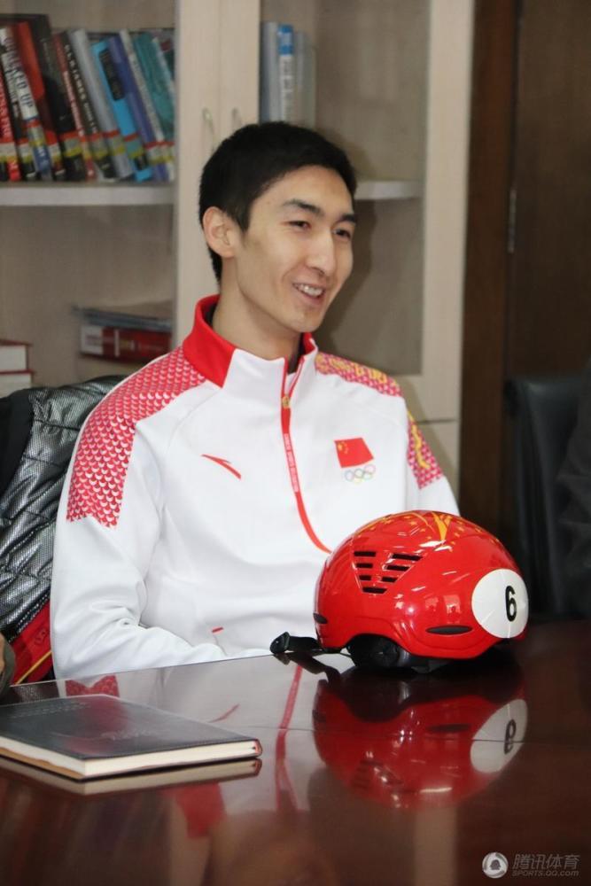 此次回到北京体育大学,武大靖将在平昌冬奥会上的夺冠头盔赠予学校