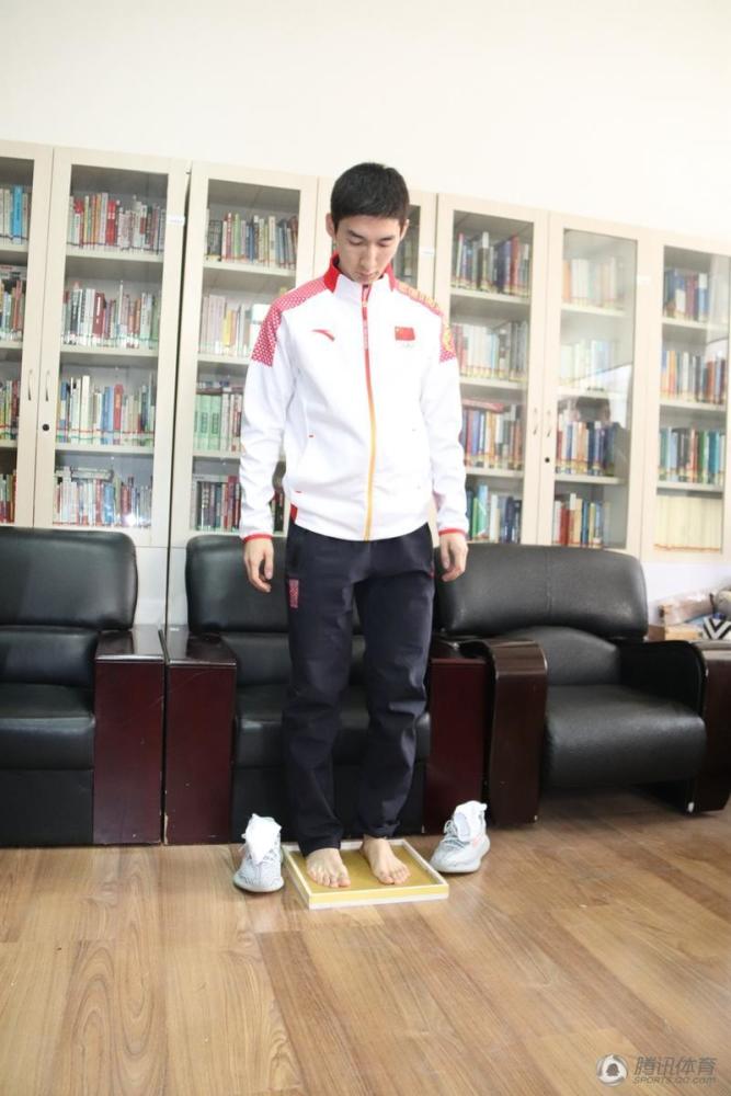 曹卫东表示,武大靖是中国的骄傲,也是学校的骄傲,学校教务规划也会