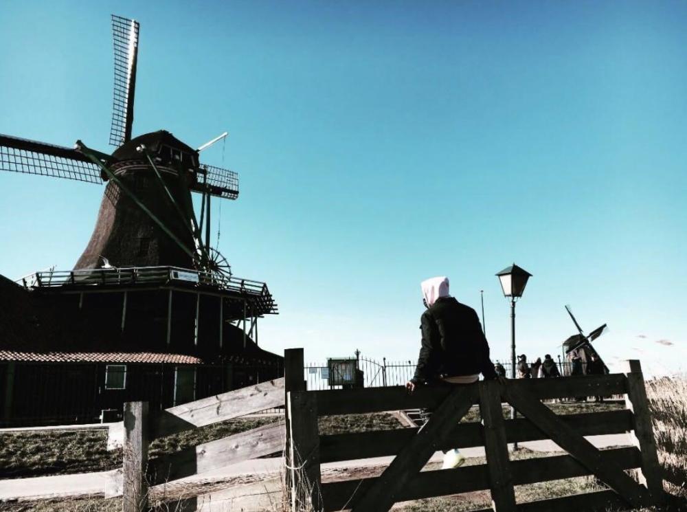 小公举杰伦携昆凌参加Chanel大秀,脚上穿的