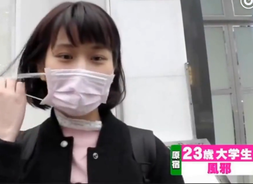 日本街头戴口罩的女孩,摘下口罩后,男人一秒爱上她!