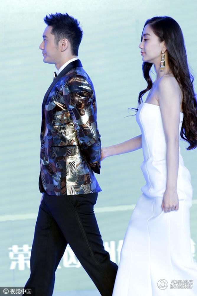 黄晓明夫妇合体捞金 Baby穿抹胸鱼尾裙优雅迷