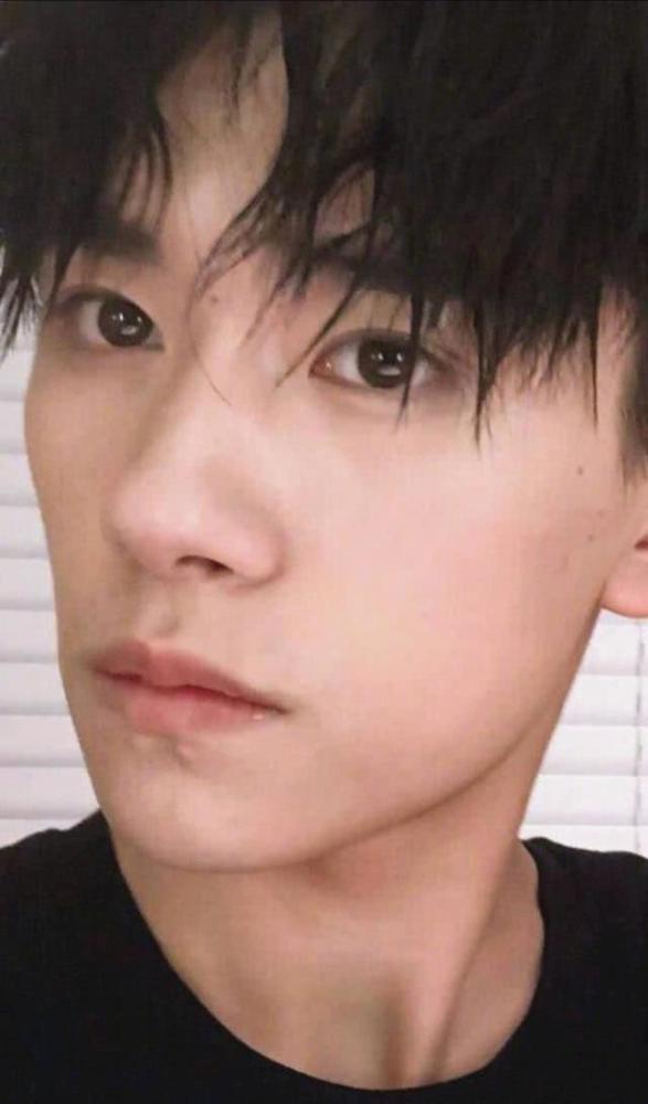 易烊千玺ins晒素颜照,头发湿着胡子也没刮,三小