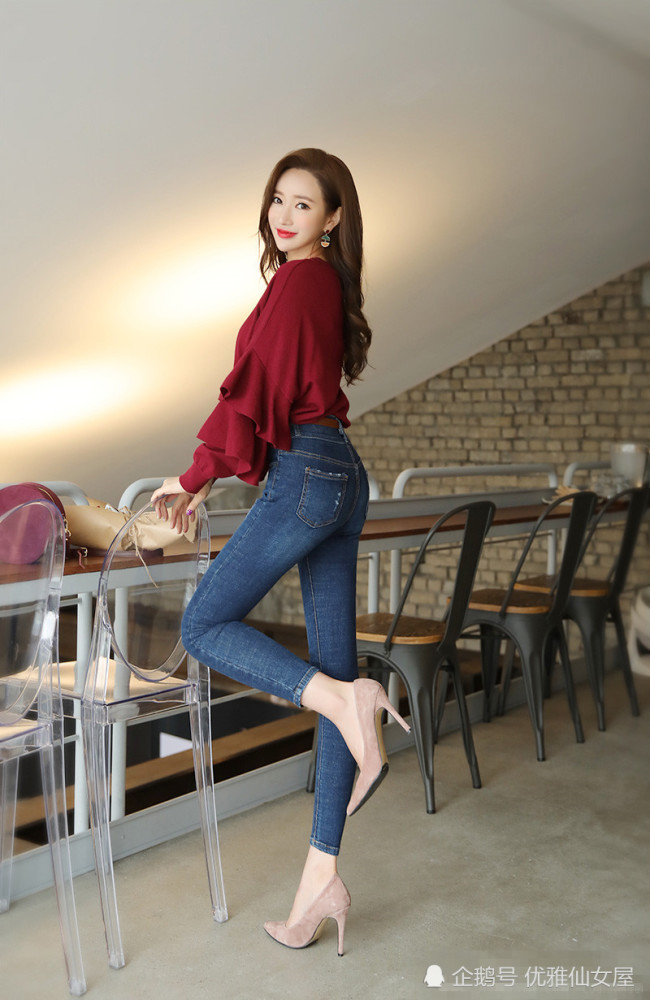美女模特针织毛衣搭配紧身的牛仔裤,双腿好美