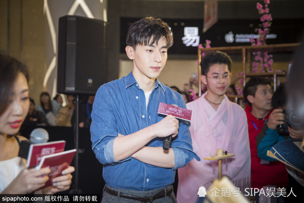 卫生间里热吻,力王1 樊少皇电影,男生保护女生