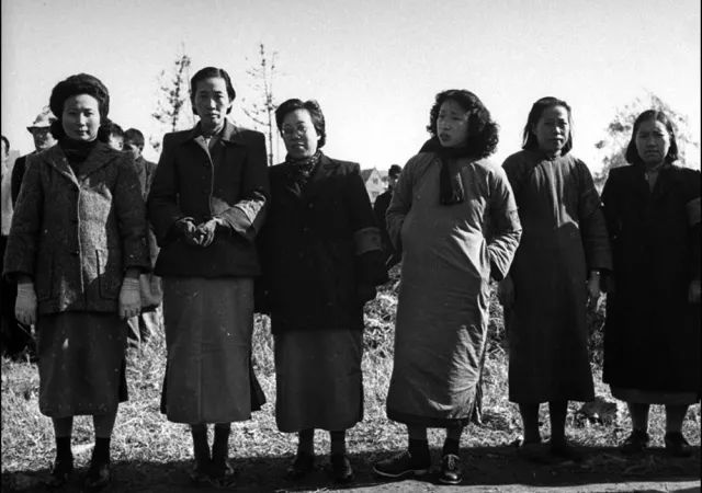 这位20世纪40年代上海女性穿着的服饰融合了旗袍和大衣的元素,中西