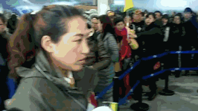 8日一早,游客有序地排队检票