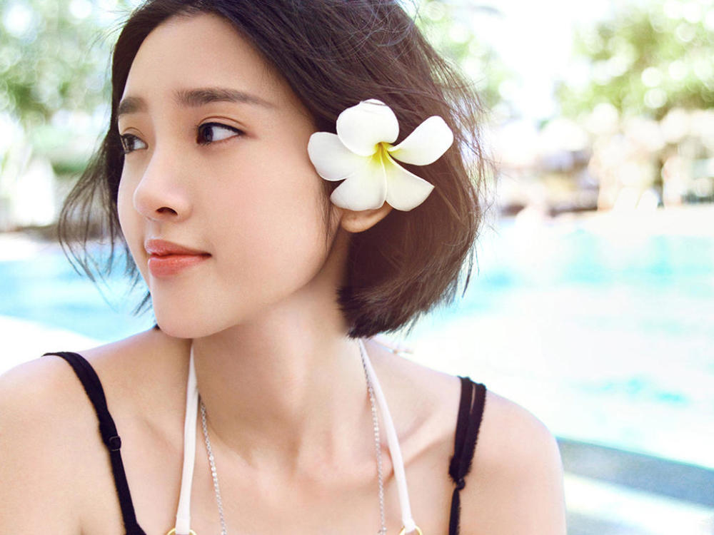 毕业于重庆大学美视电影学院表演系,中国内地女演员