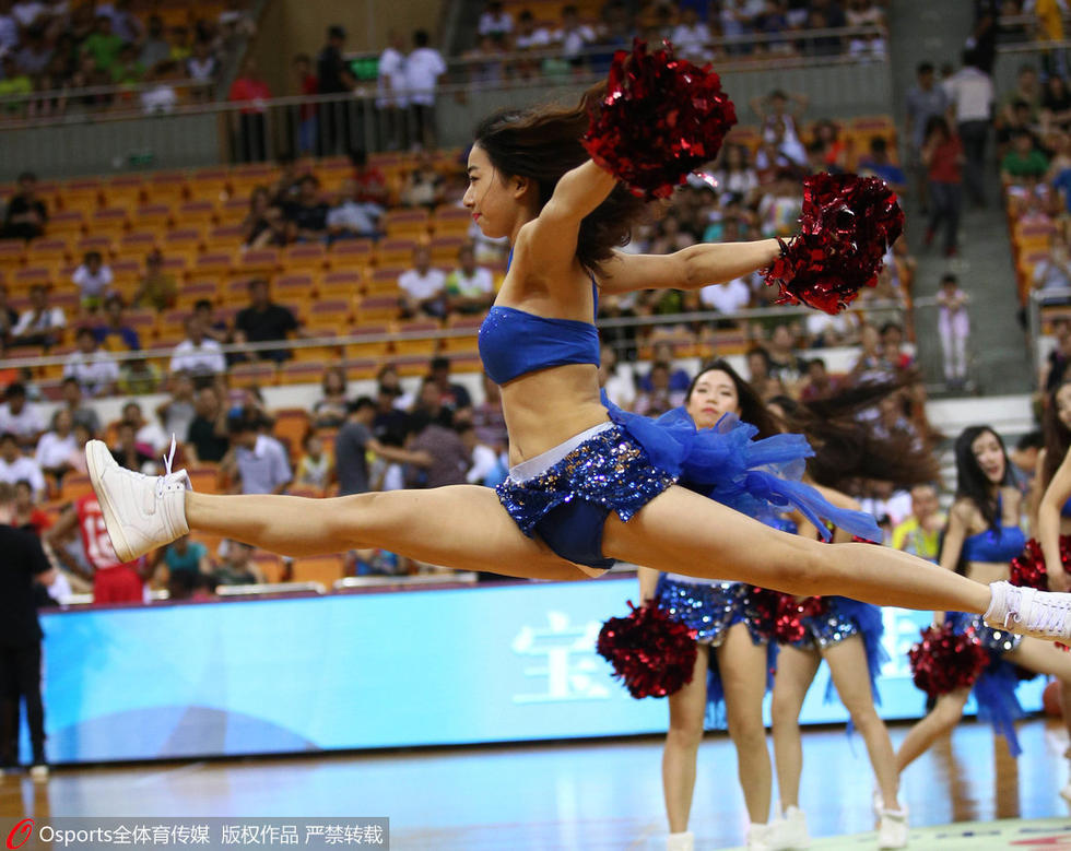 篮球宝贝空中一字马 开胸装太火辣