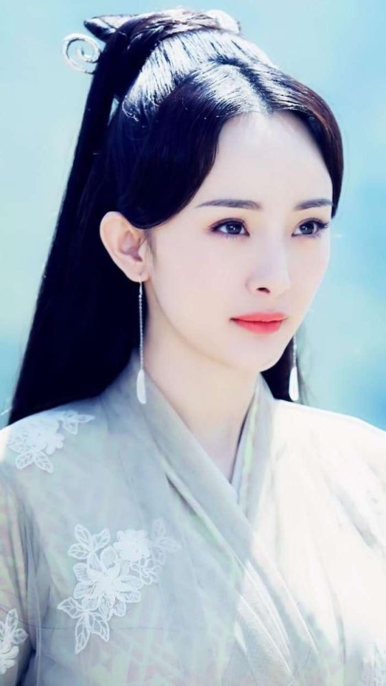 女明星之一杨幂,凭借《美人心计》《宫》《仙剑奇侠传》等几部古装剧