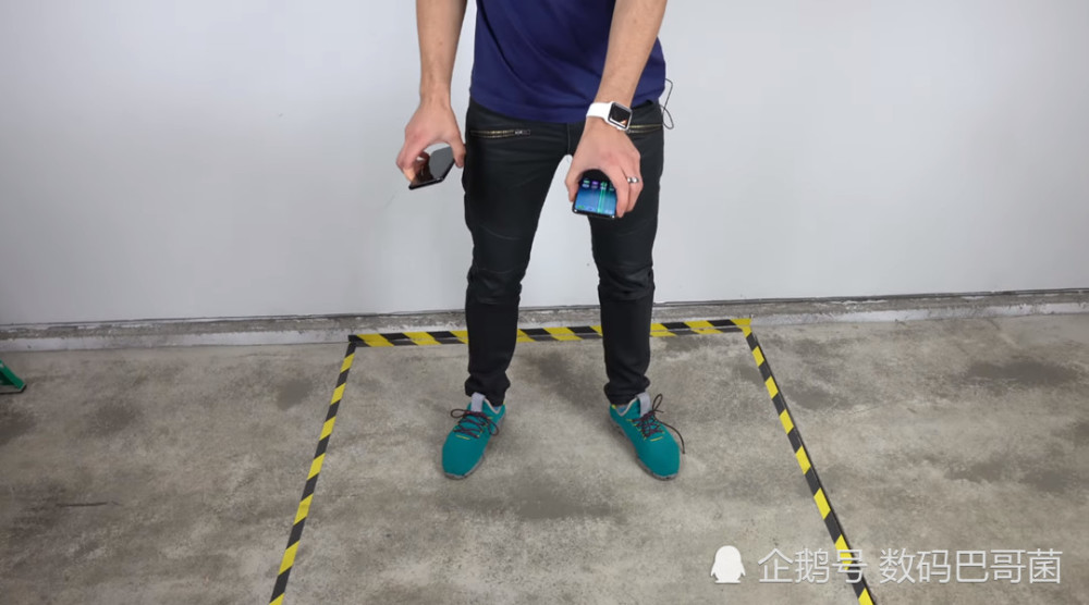 三星S9+\/苹果iPhone X跌落及防水测试:到底哪