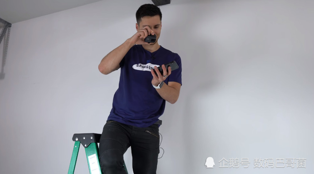 三星S9+\/苹果iPhone X跌落及防水测试:到底哪