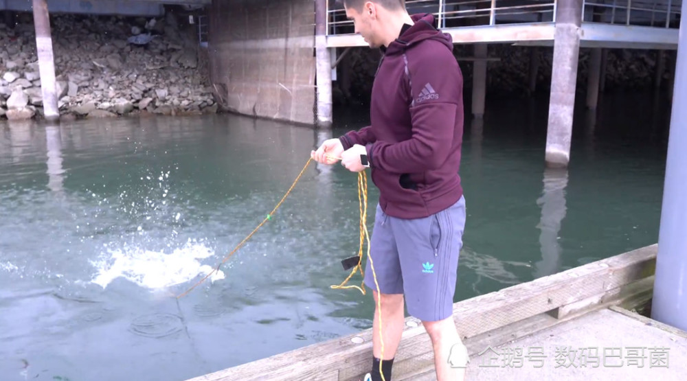 三星S9+\/苹果iPhone X跌落及防水测试:到底哪