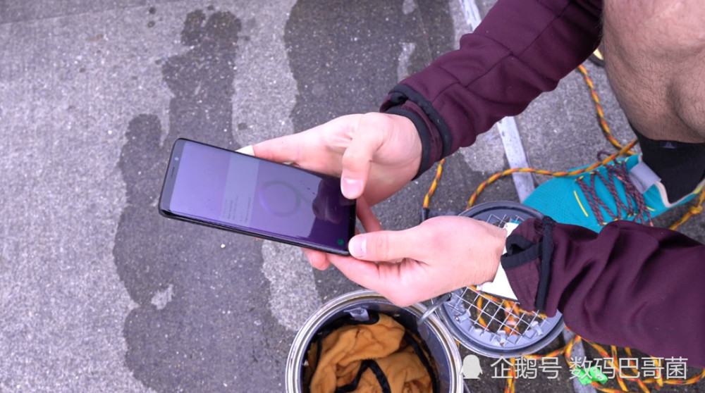 三星S9+\/苹果iPhone X跌落及防水测试:到底哪