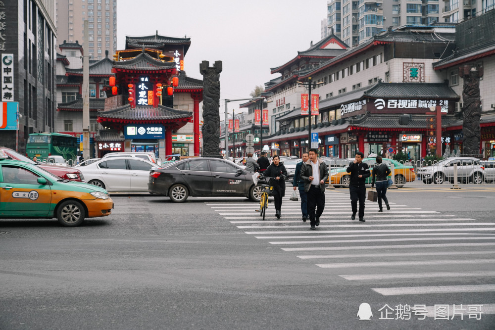 小编来到了在未央路和龙首商业街交会处,这里是一处没有安装红绿灯的
