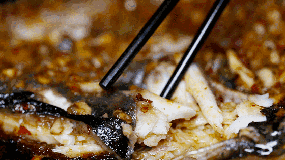 02,吃鱼肉 鱼肉中的不饱和脂肪酸可以帮助人们降低患抑郁症的风险,多