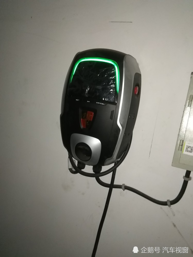 实拍荣威erx5新能源汽车充电器正在充电 下图给大家看一下此车的配置