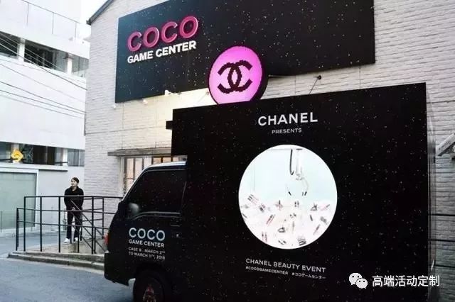 coco chanel第一家店铺,cocochanel本人 往一旁看去,就能看到「coco」店铺,满印有香奈儿标志的泡泡球玻璃外墙
