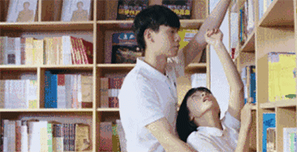 为什么男生喜欢抱女朋友的腰?