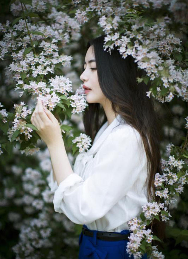 花墙处高冷美女纤纤玉指,整个人都笼罩在一片安静,纯明,柔美的气氛之