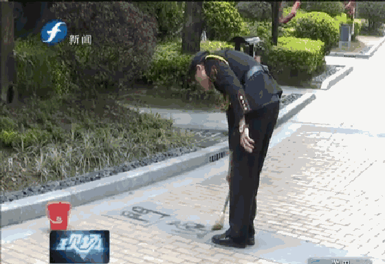 福州年轻保安在地上写书法 一出手便惊呆众人