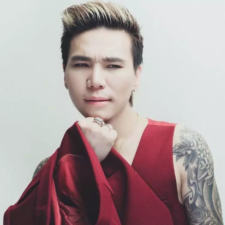 越南偶像歌手吸毒后产生幻觉,塞33颗大蒜噎死