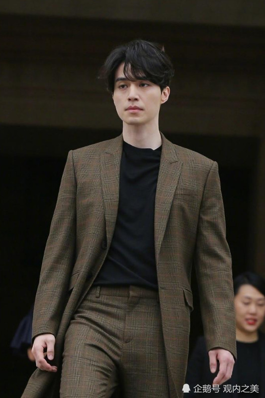 裴秀智李栋旭刚宣布恋情,情侣装就强势出击!简直配一脸