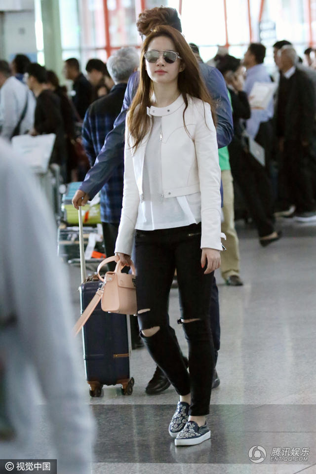 刘亦菲与妈妈回京 穿破洞裤自带仙气