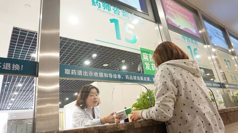 10点50分,正值取药高峰,二楼药房增开3个取药窗口,49岁的梁志钢在候