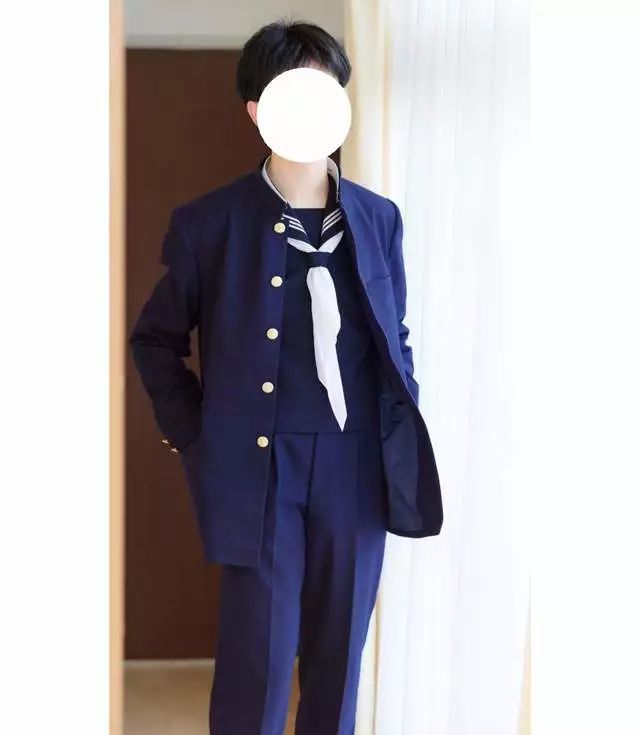 其实男生水手服做校服的话 还让我想起了李小狼啊!