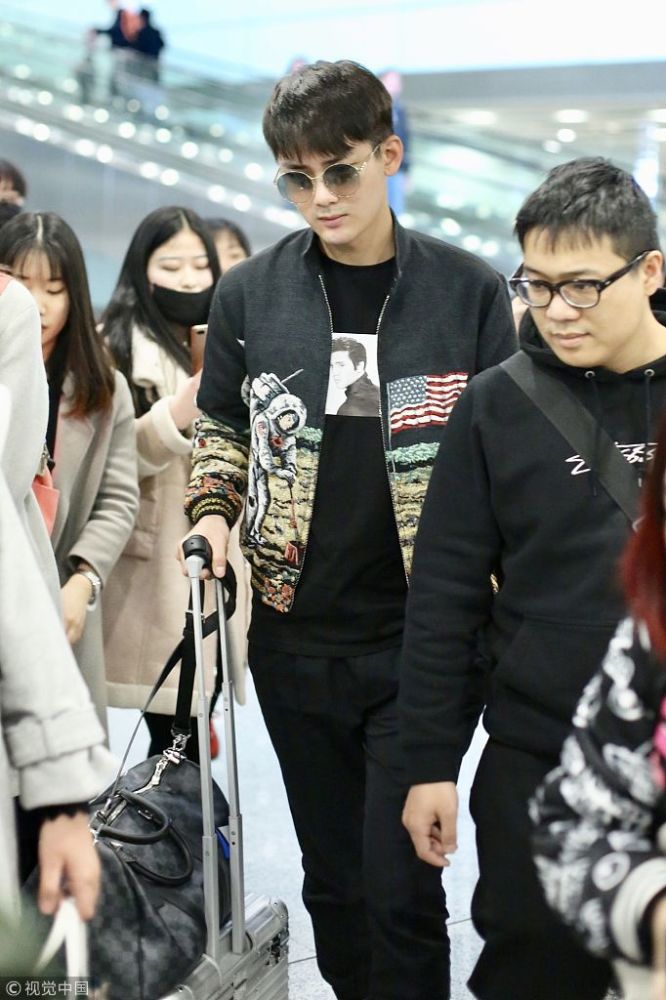熊梓淇推行李现身机场 大步赶路脸部略显浮肿