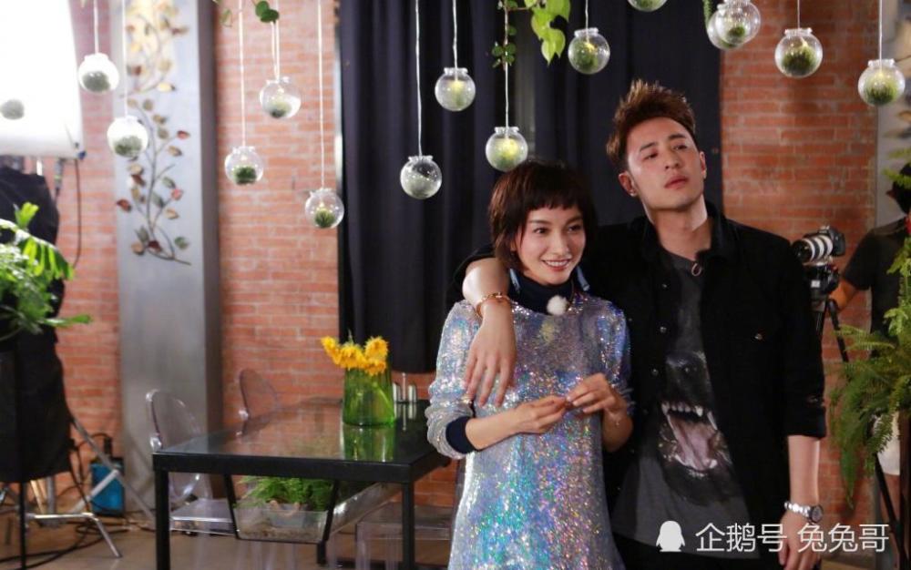 有情况?吴昕深夜晒照,手上的戒指好晃眼