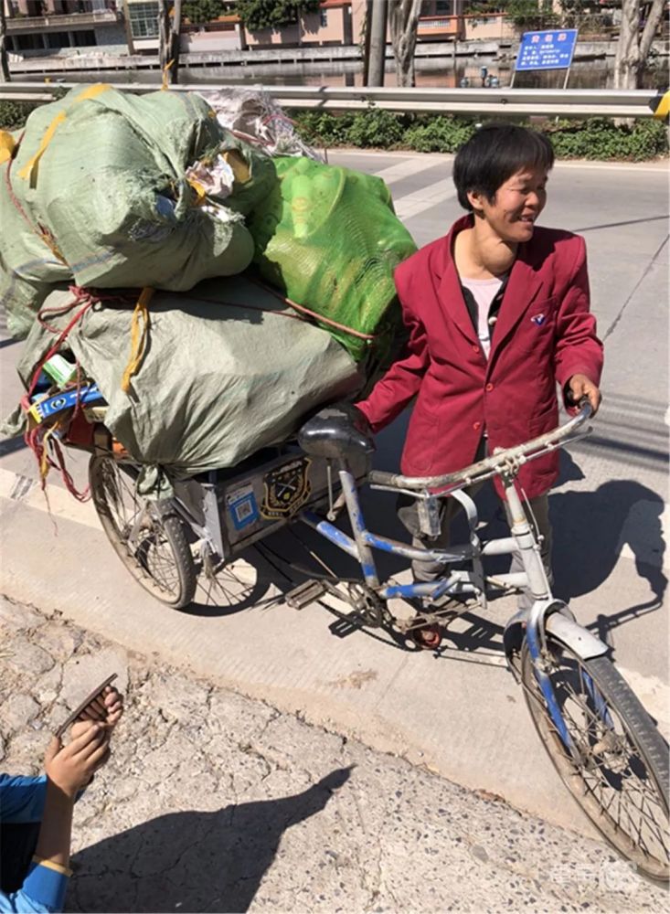 扩散求助!番禺化龙患病母亲携儿子以捡破烂为生,流浪环境惨不忍睹