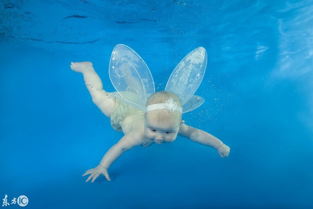3岁男孩游泳照片萌翻一片,小宝宝潜水把那里当