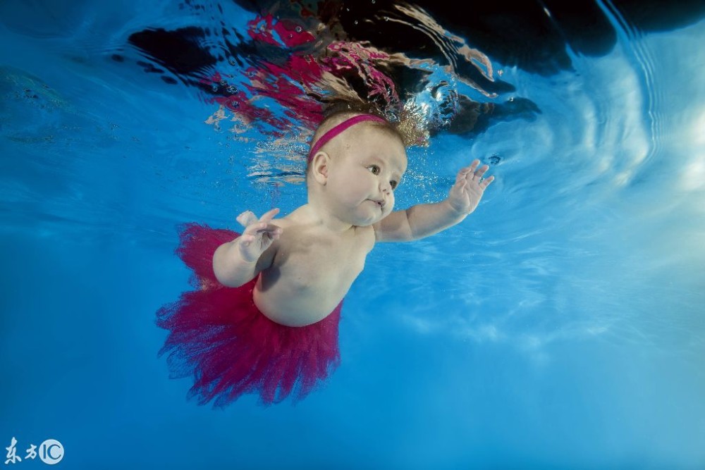 3岁男孩游泳照片萌翻一片,小宝宝潜水把那里当成妈妈肚子啦?
