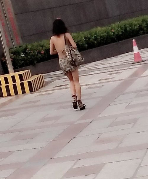 内涵段子:妹子,自拍三人组,秀大腿啊