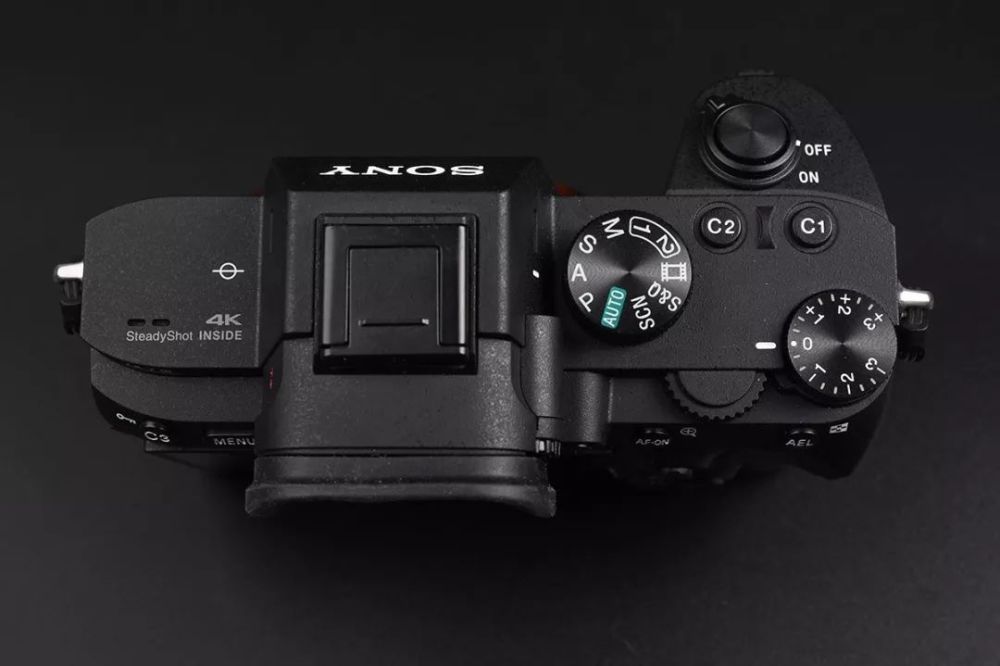 索尼A7M3用实力向其他同级相机翻了个白眼