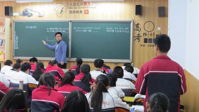 蒋老师认为,上课课题选择是高考中的热点,难点问题,教师基本功扎实