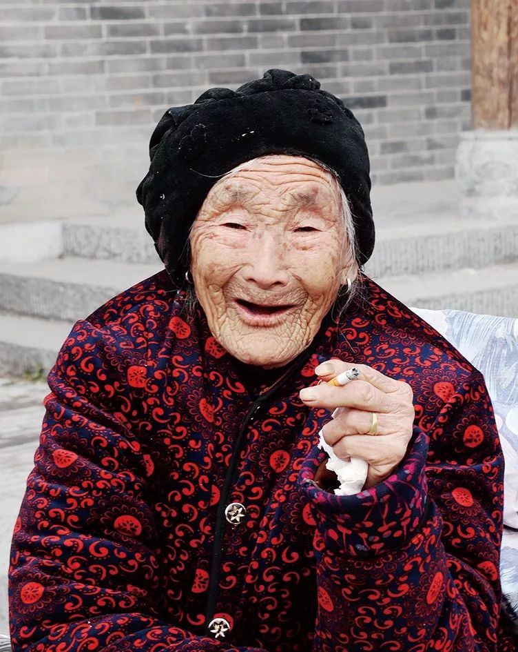 九十五岁老太太的幸福笑脸  姜秀青  摄