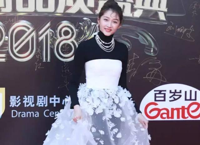 关晓彤杨幂同出席电视剧品质盛典,一个被吐槽