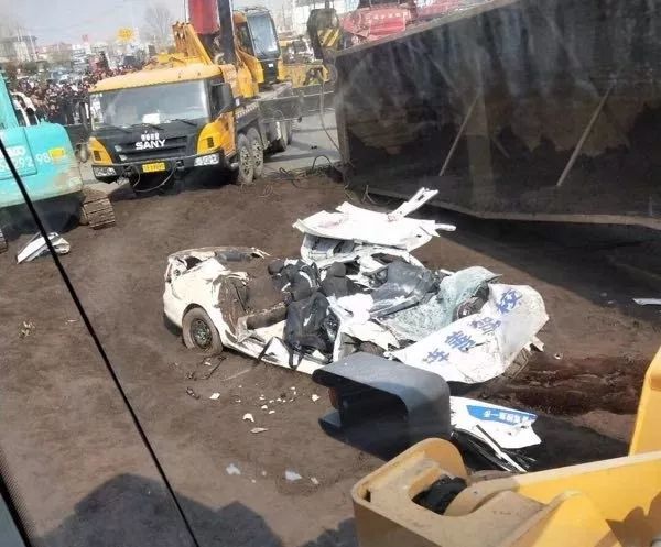 此前疯传朋友圈的一个事故 教练车被压扁,5人惨死!