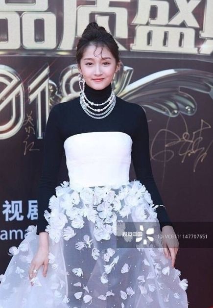 关晓彤造型师又背锅,网友:裙子内搭连体裤是啥