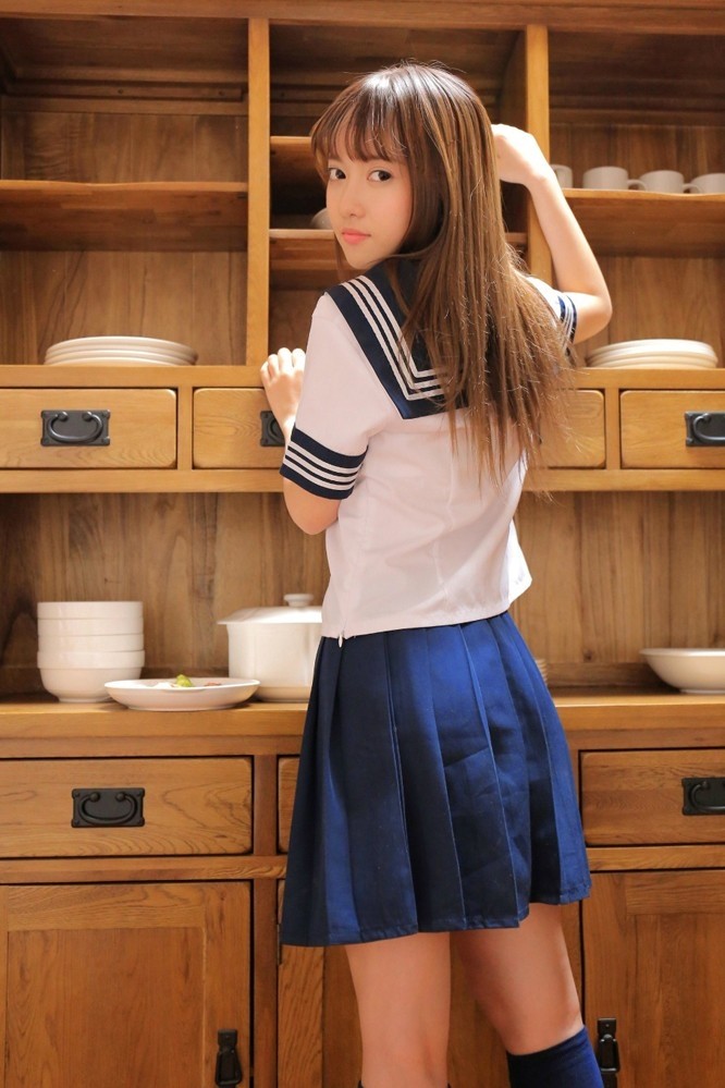 滑嫩肌肤怜人学生妹水手制服私房轻盈治愈暖心写真!