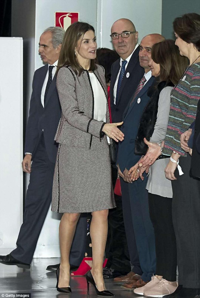 西班牙王后莱蒂齐亚身穿职业套装出席活动 优