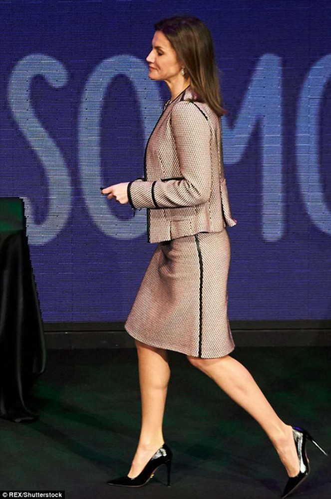 西班牙王后莱蒂齐亚身穿职业套装出席活动 优