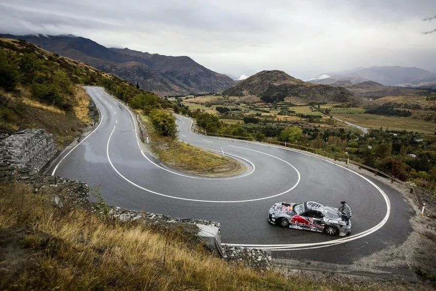 如果疯麦克加入电影《头文字d》里漂移,那他的1000马力可能会让ae86