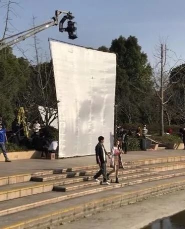 电影《刺杀小说家》片场照 张震和春夏动作亲昵