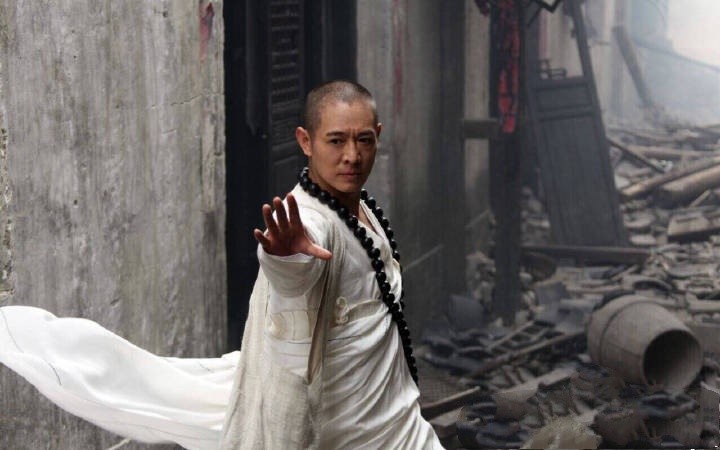 这是武学底蕴极深厚的电影《白蛇传说》中的功夫版法海.