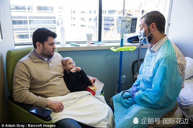 8岁男孩身高仅90厘米体重20斤,只能穿两三岁