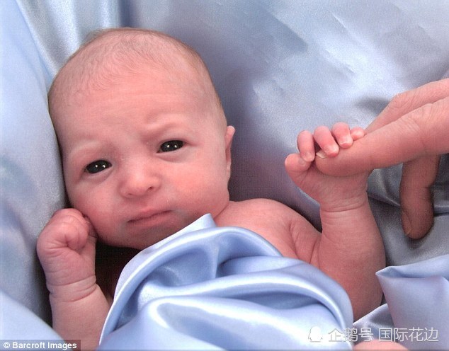 8岁男孩身高仅90厘米体重20斤,只能穿两三岁