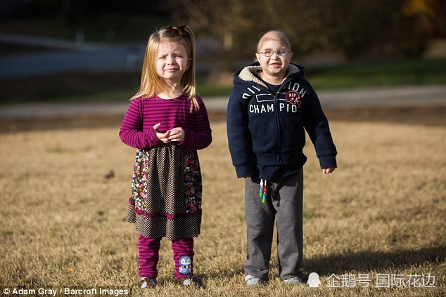 8岁男孩身高仅90厘米体重20斤,只能穿两三岁